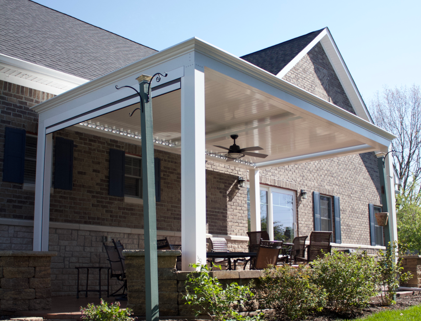 free standing luxury pergola with louvered roof