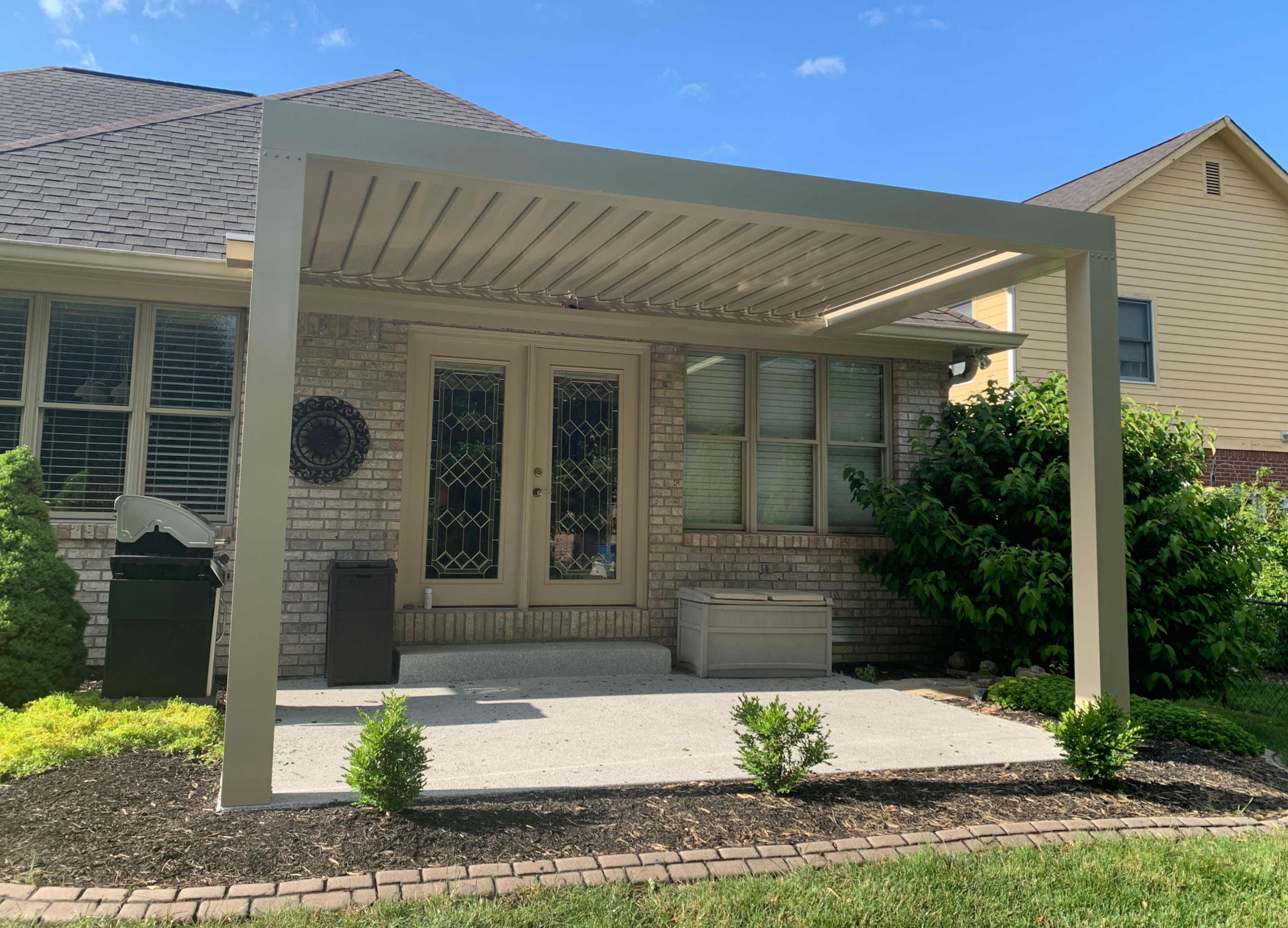 free standing luxury pergola with louvered roof